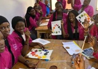 filles en formation de couture
